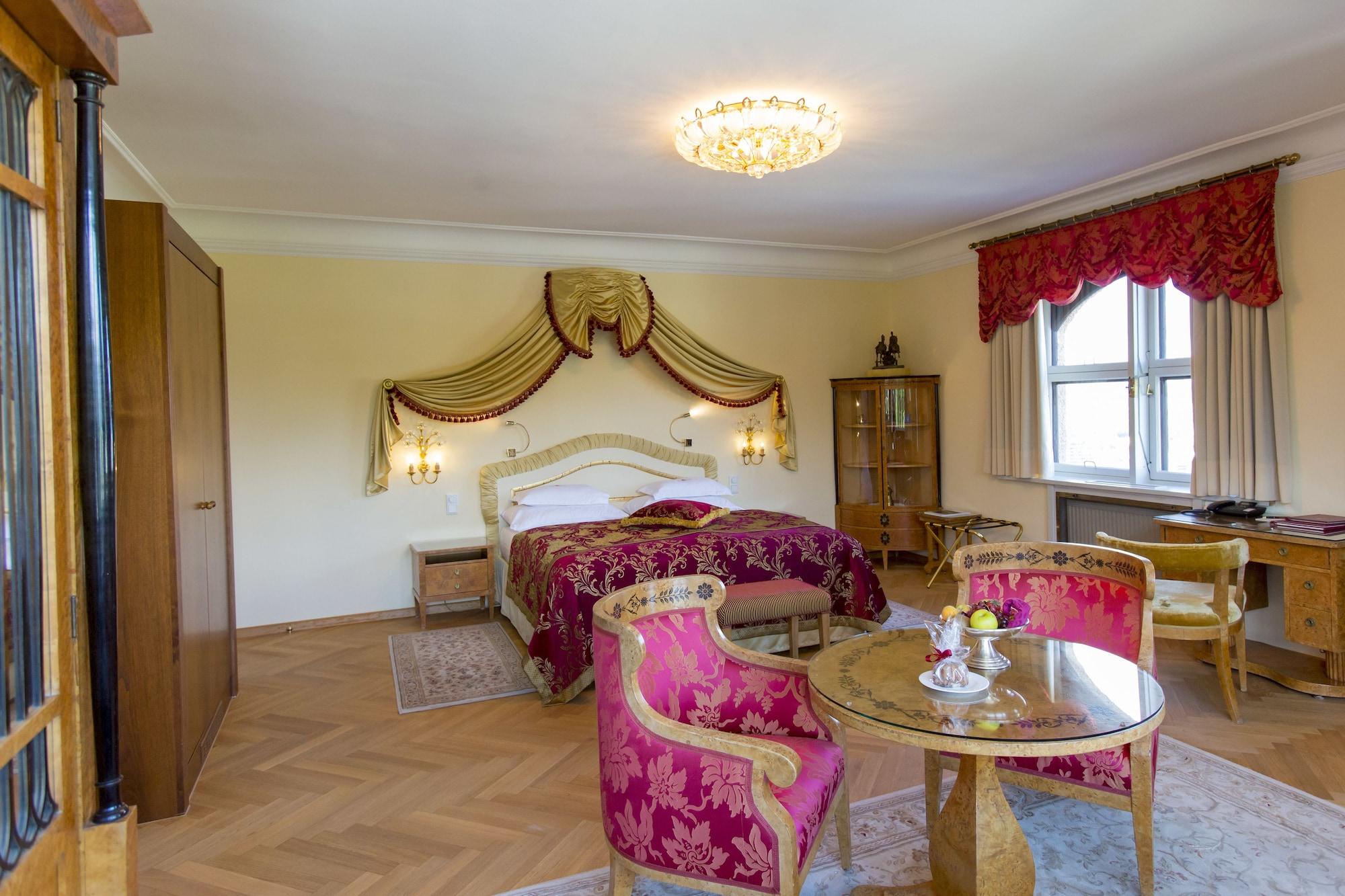 Hotel Schloss Moenchstein 5*